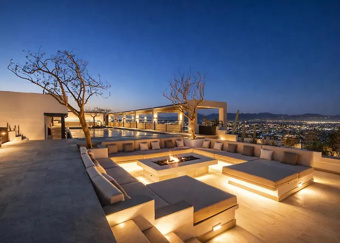 Rooftop Escape • Walk To • Luxury Apartment