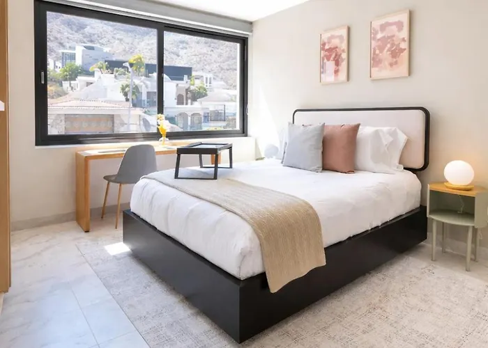 Rooftop Escape • Walk To • Luxury Apartment *