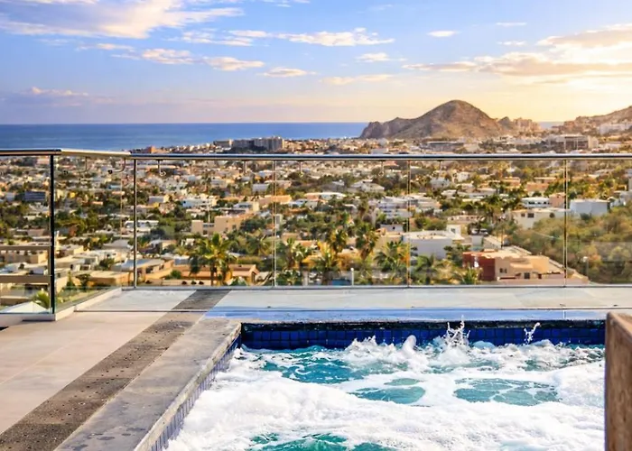 Rooftop Escape • Walk To • Luxury Apartment
