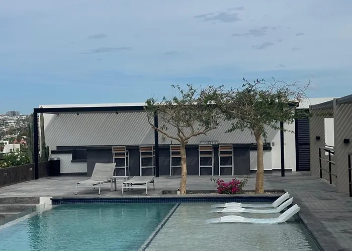Apartment Rooftop Escape • Walk To • Luxury