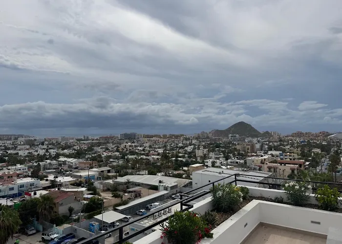 Rooftop Escape • Walk To • Luxury