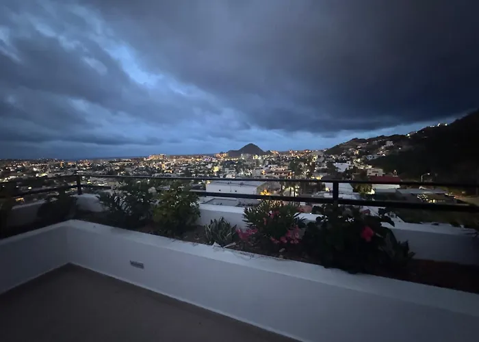 Rooftop Escape • Walk To • Luxury Apartment *